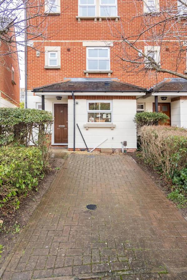 Spacious 4-bedroom townhouse in the city center with free parking - Chambres d'hôtes Oxford