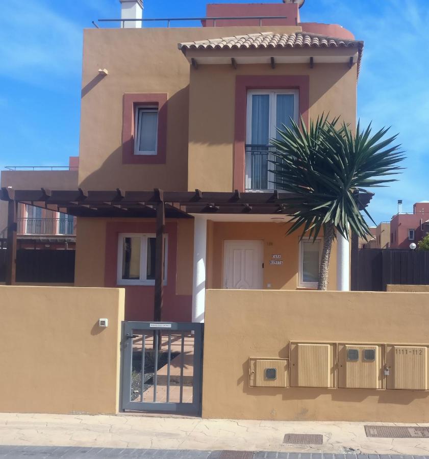 Luxury Villa with heated pool in Corralejo - B&B