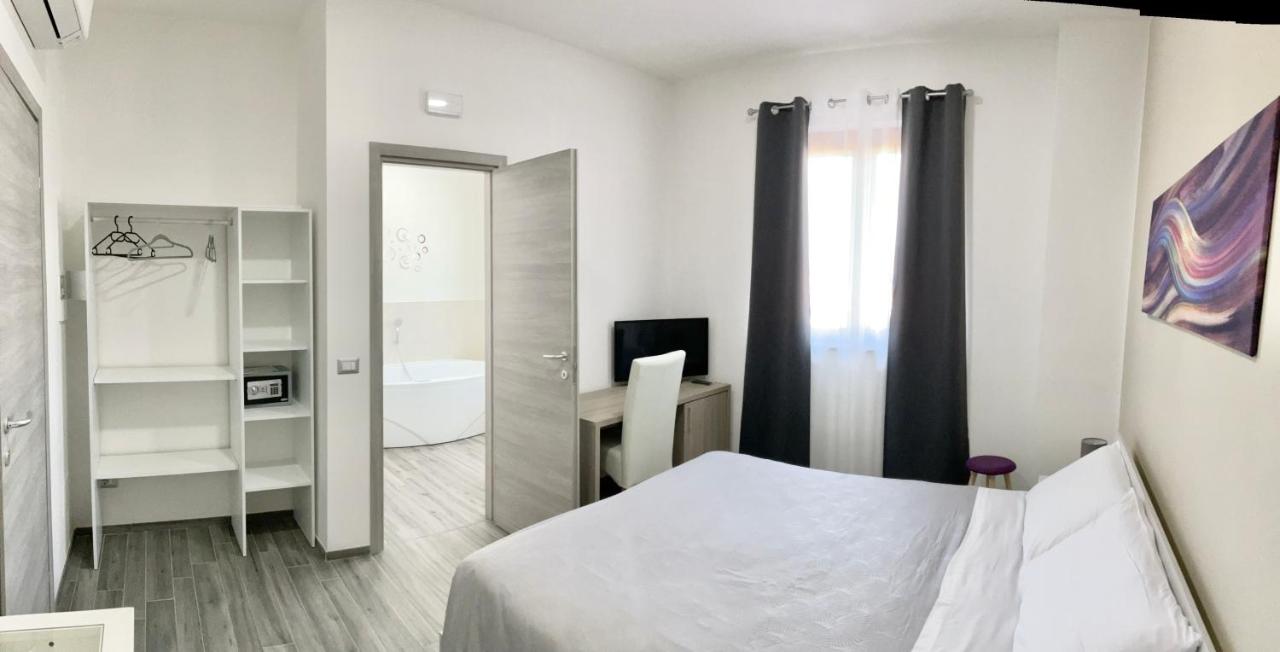 Habitación con cama extragrande y bañera de hidromasaje