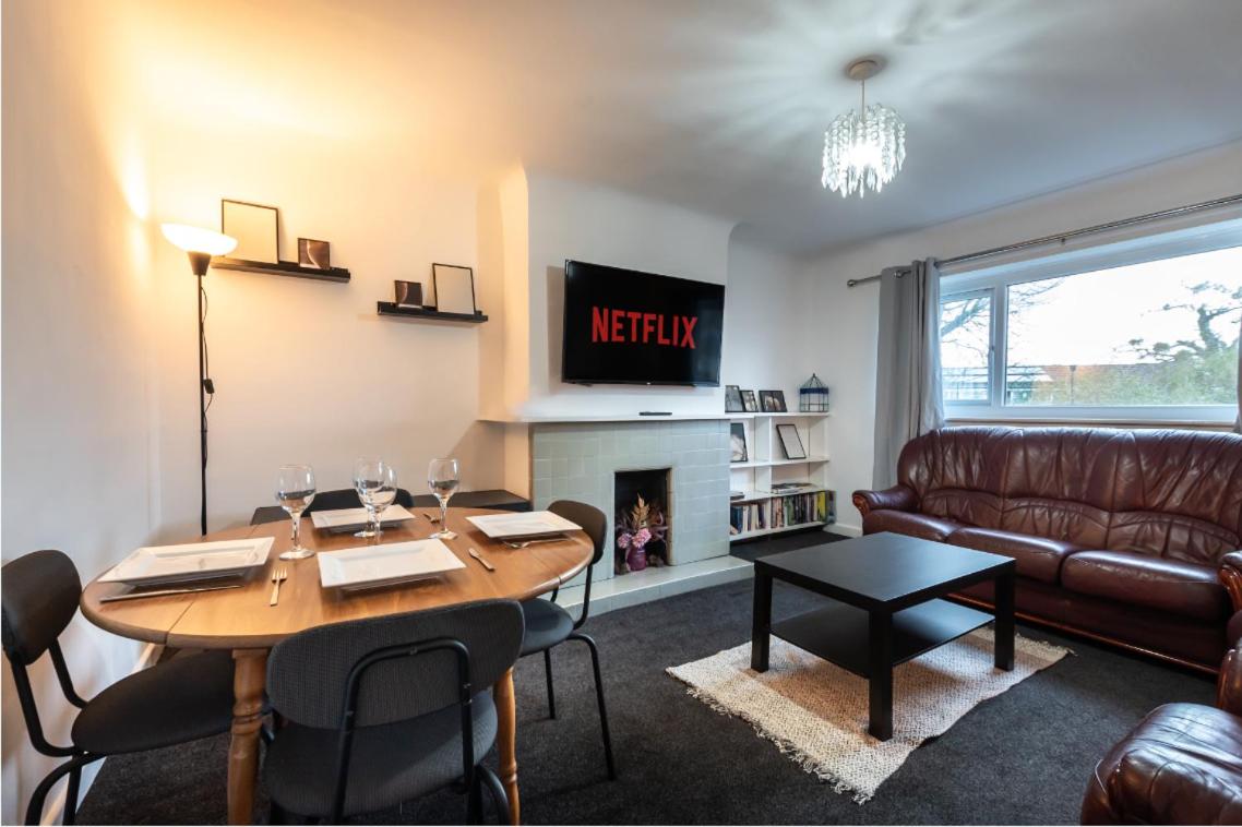 B&B Southampton - NEW - Central Modern Flat in Southampton, Sleeps 5, Free Off-Road Parking, Close to Hospital, Cruise terminal and Centre, Great for contractors, friends & families - Bed and Breakfast Southampton
