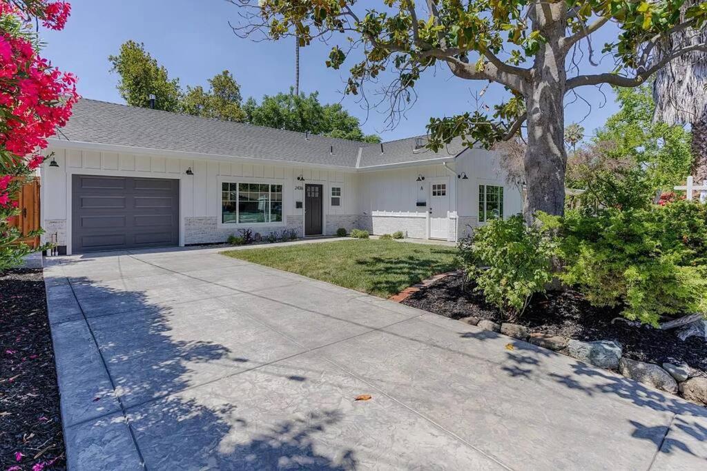Lux Pool Oasis, 3BR,Chic Kitchen - Chambres d’hôtes