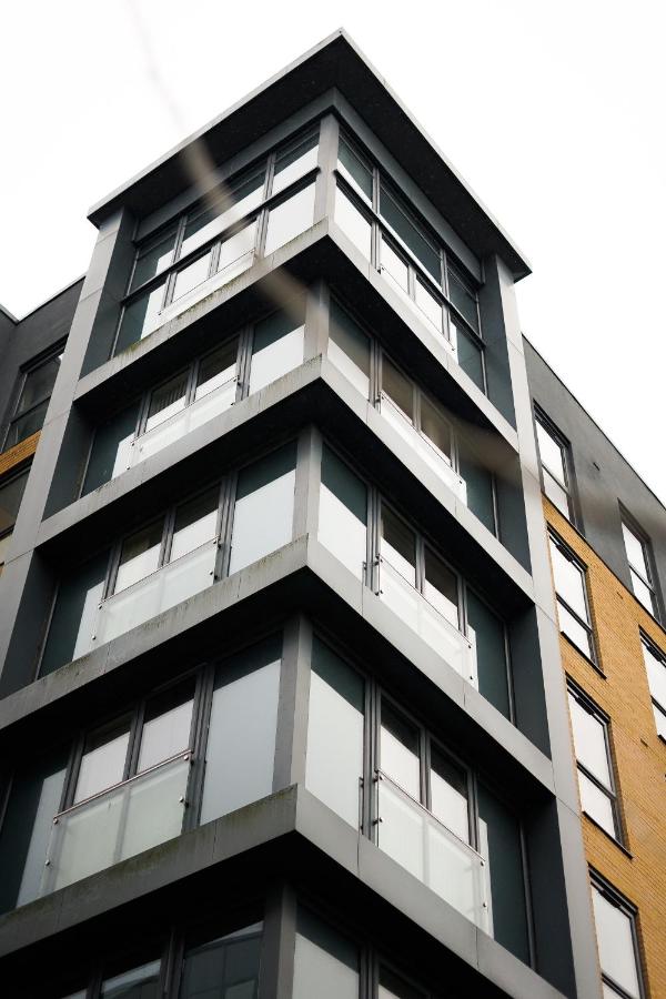 Spacious 2BR 2BA Ground Floor Apartment in RG2 - Ideal for Contractors & Business Stays, FREE Parking & Sleeps Up To 7! - Ferienwohnung