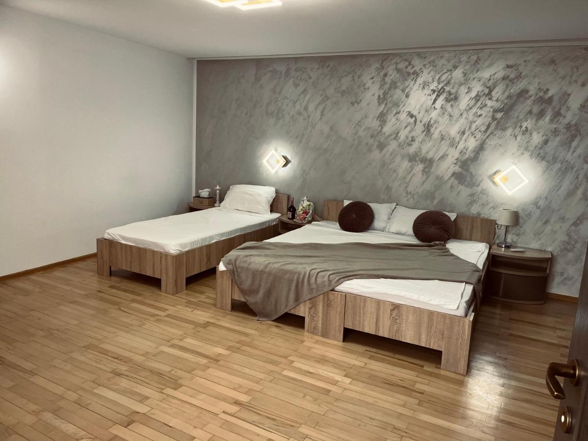 Deluxe Room (2 Adults + 1 Child)