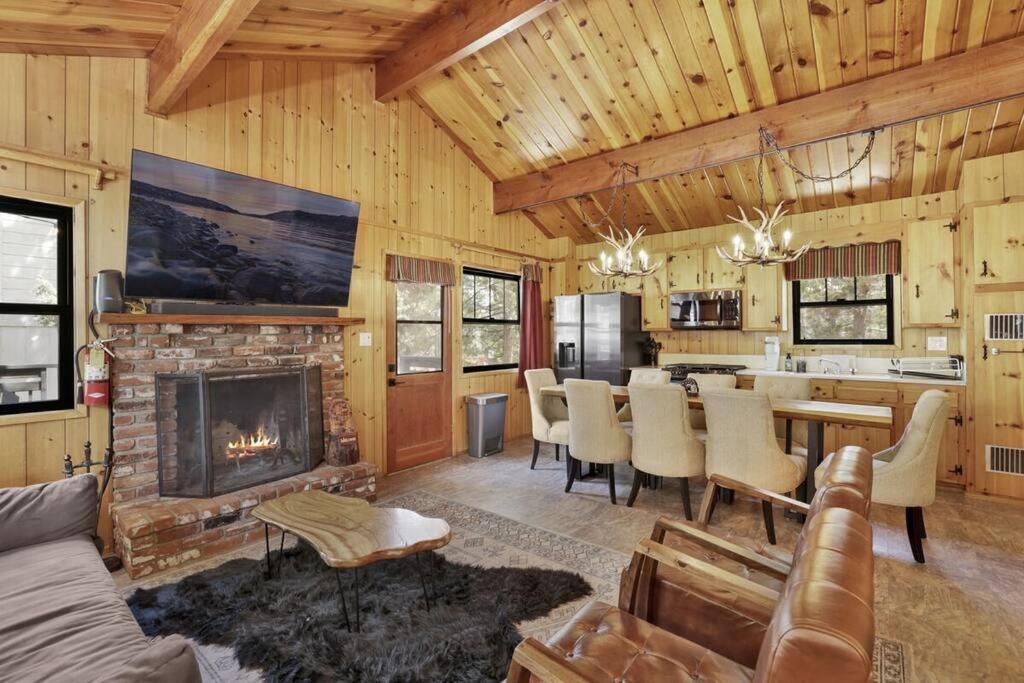 Bruin Chalet Big Bear~ Cozy Single Level Retreat Cottage~ - B&B Big Bear Lake