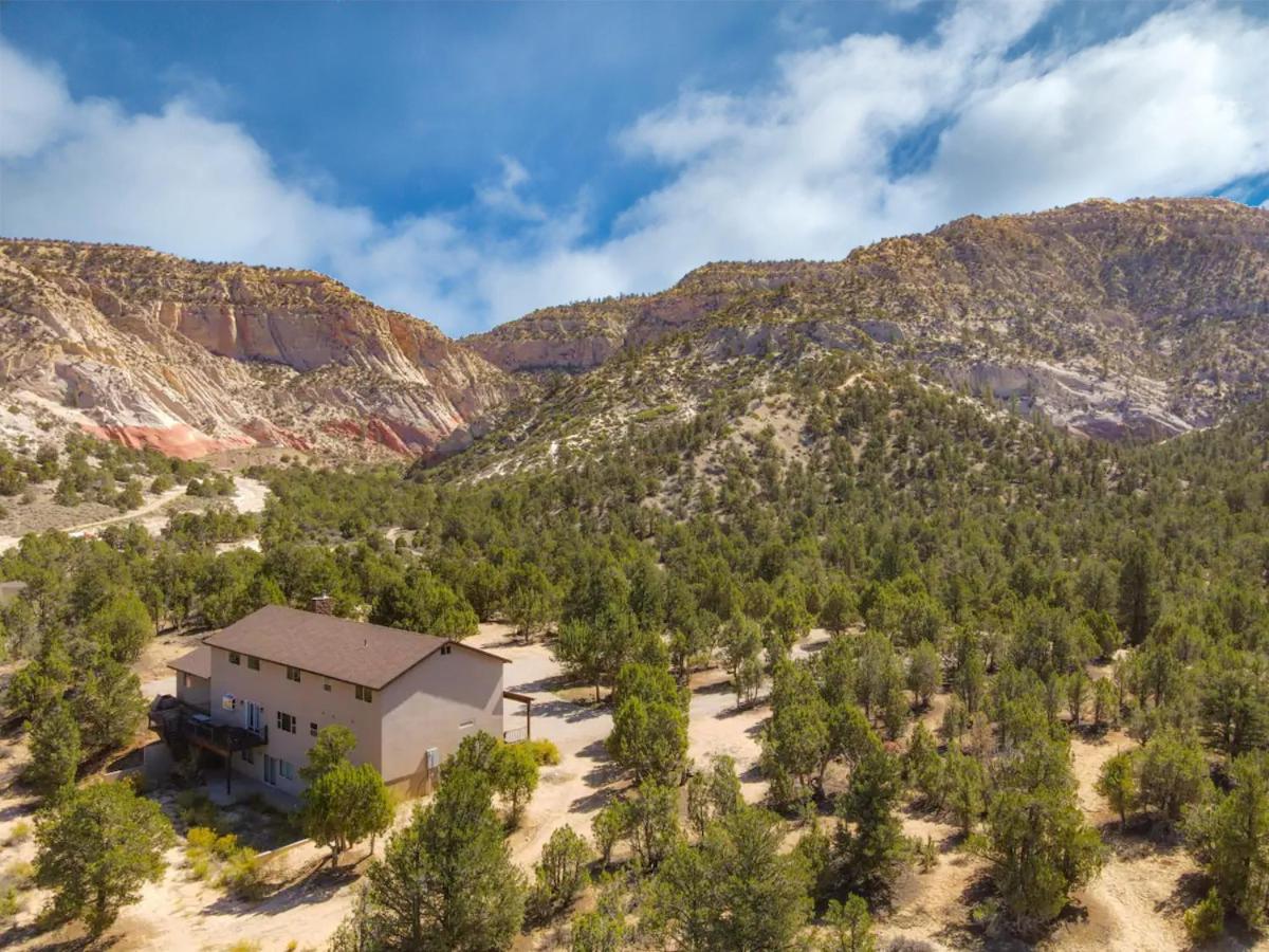 Red Hollow Ranch- Pet Friendly, Walking distance to Slot Canyon, Private - B&B