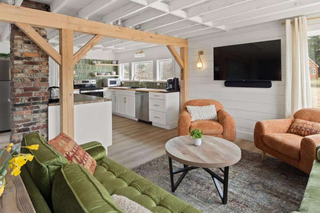 100% Renovated Stowe Village Farmhouse - Bed and Breakfast