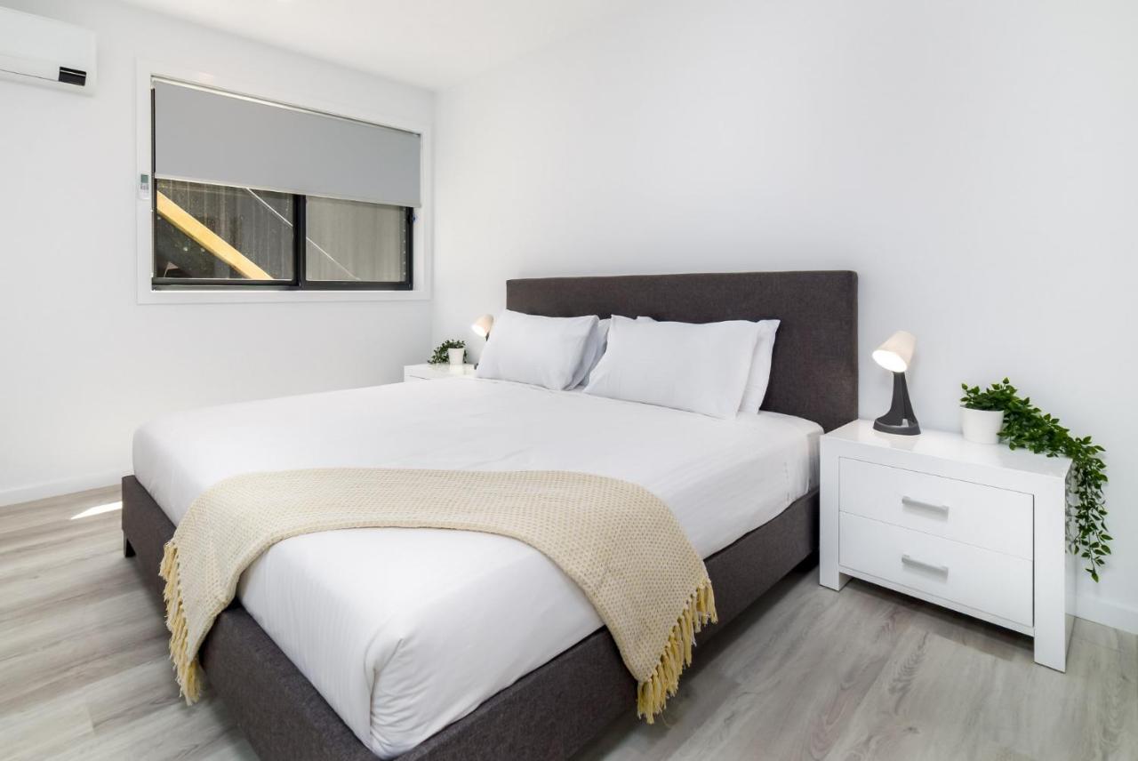 Chic 2-Bed Home with Backyard, BBQ & Parking - Ferienwohnung