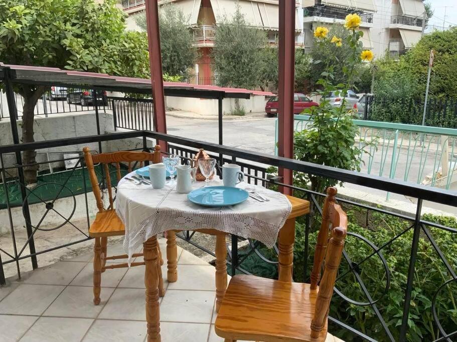 Lovely House with Private Carport & Shady Veranda - Ferienwohnung