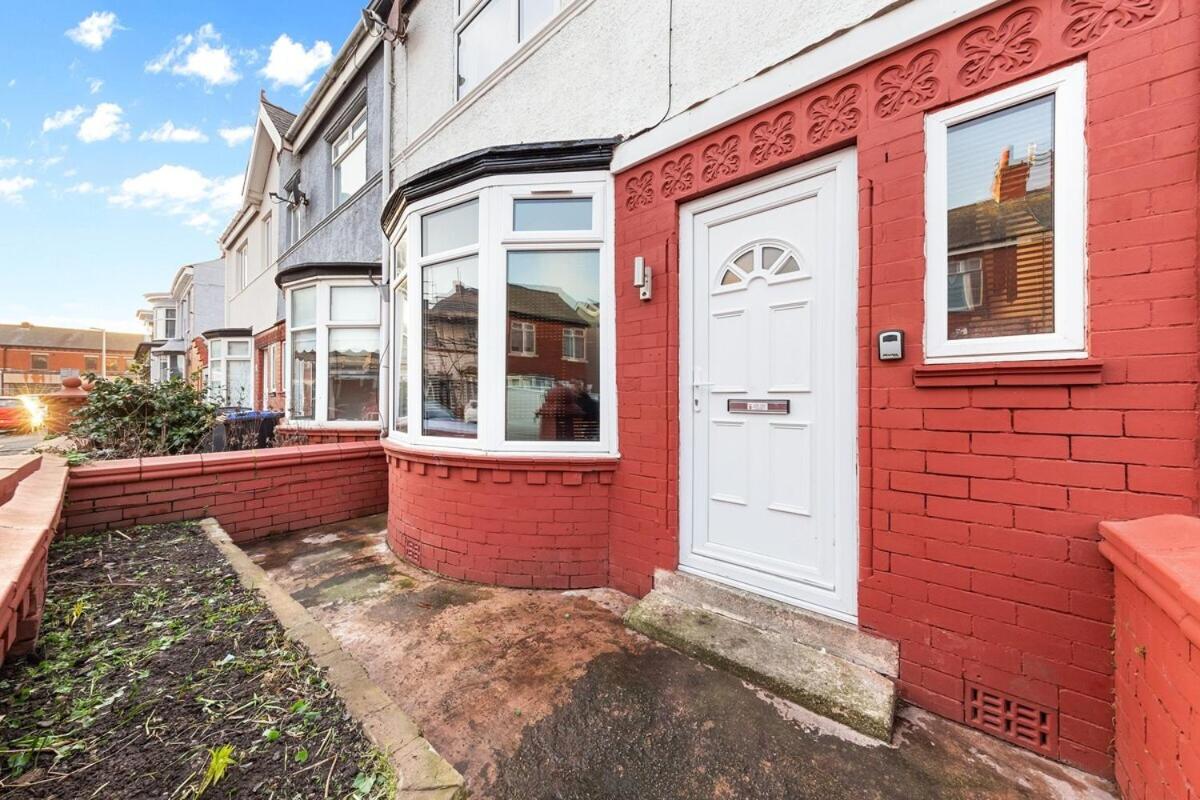 Luxury by the Sea, Beautiful 3 bedroom House with Fast WiFi, King Bed, Lovely Garden! Blackpool's Finest Getaway Experience for up to 8 Guests! - B&B Blackpool