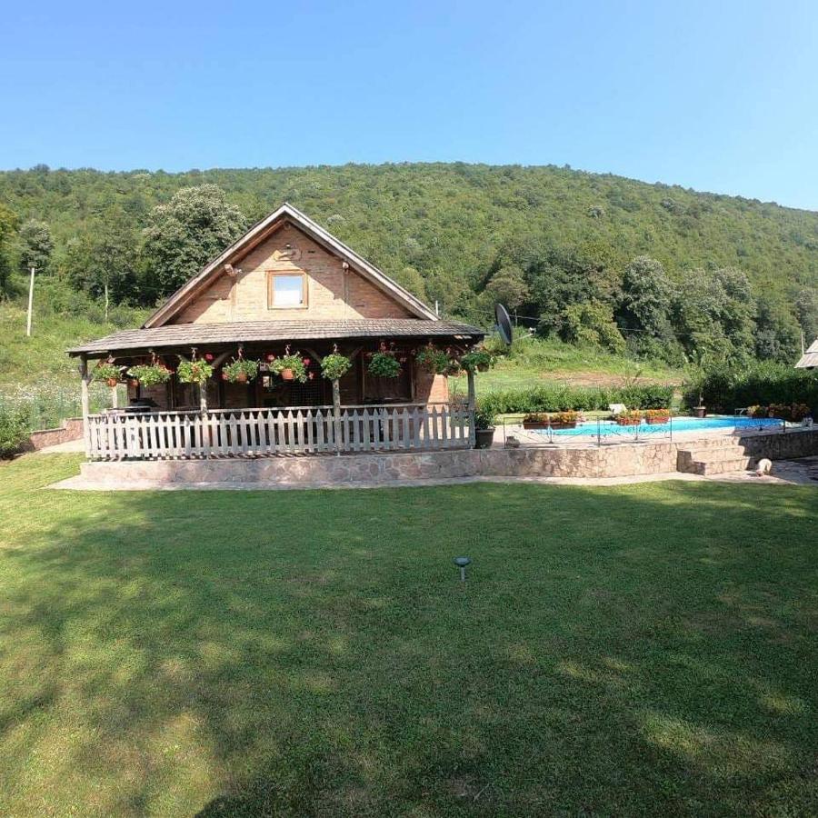 "River paradise" Vikendica sa bazenom, ladarom i kaminom na samoj obali Vrbasa Banja Luka - Ferienwohnung Banja Luka
