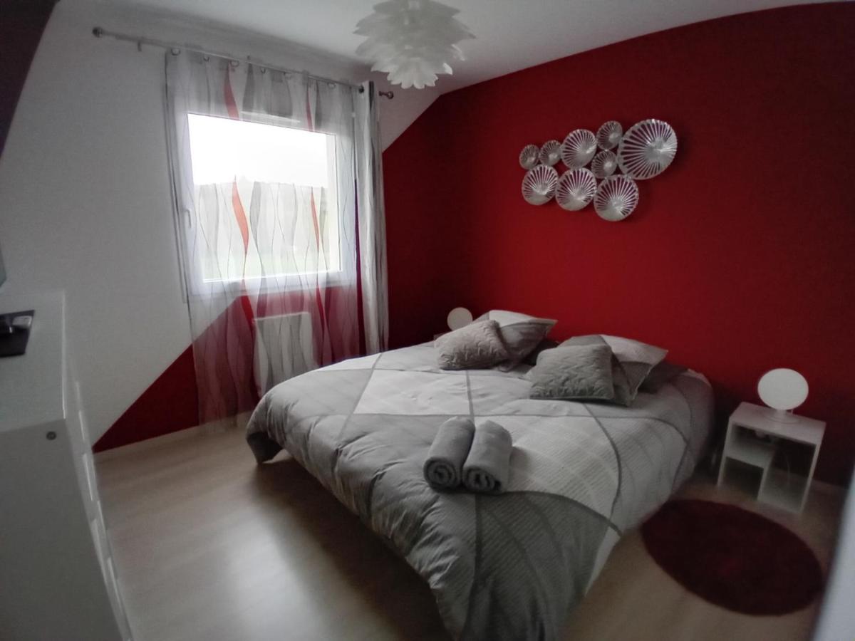 chambre rouge privée avec piscine - B&B Doissin
