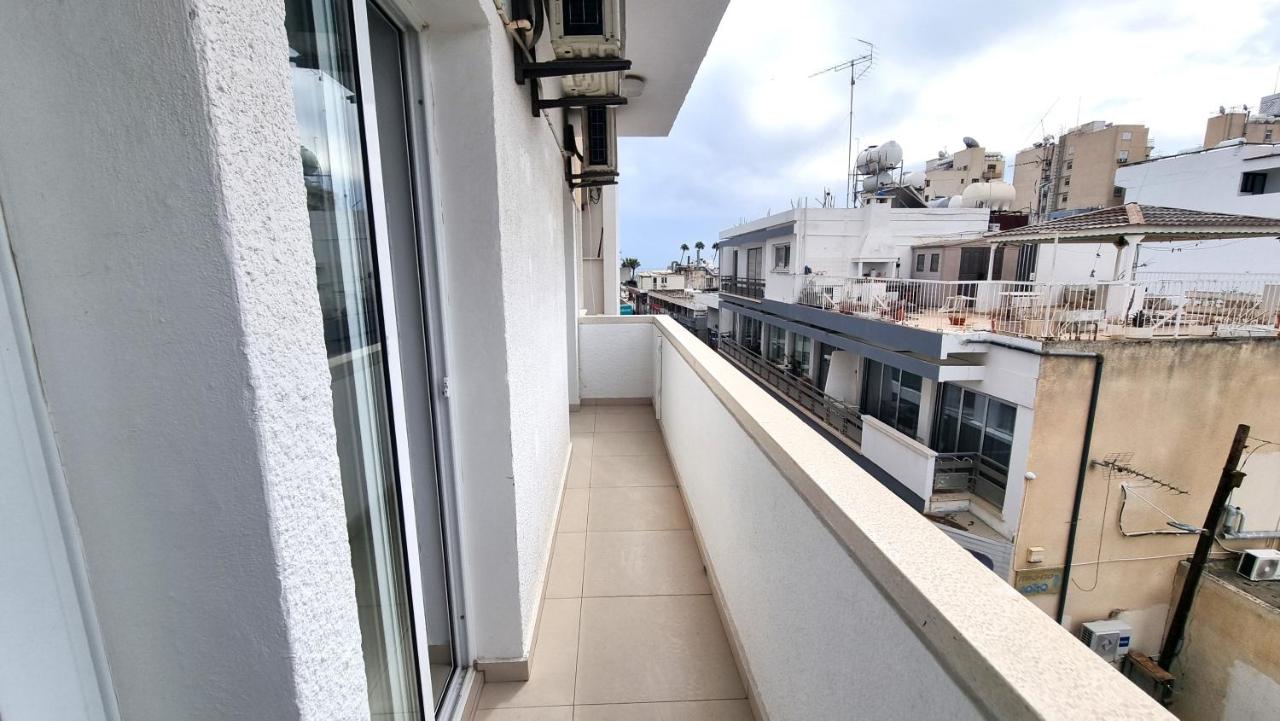 City Center: Your Urban Retreat- 100m to the beach - Chambres d'hôtes Larnaca