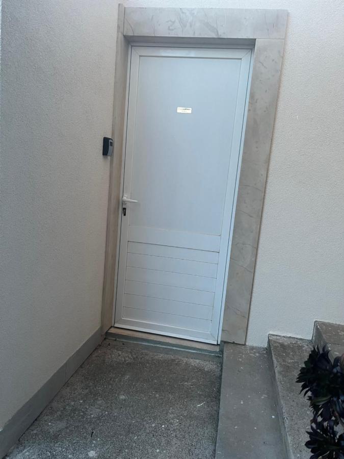 Studio apartment (Gudelj) with big terrace, sea view, free parking - B&B