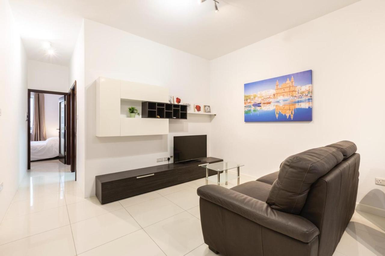 B&B Gżira - A Bright & Lovely 2 Bedroom Apartment 1 minute walk from promenade apartment 3 - Bed and Breakfast Gżira