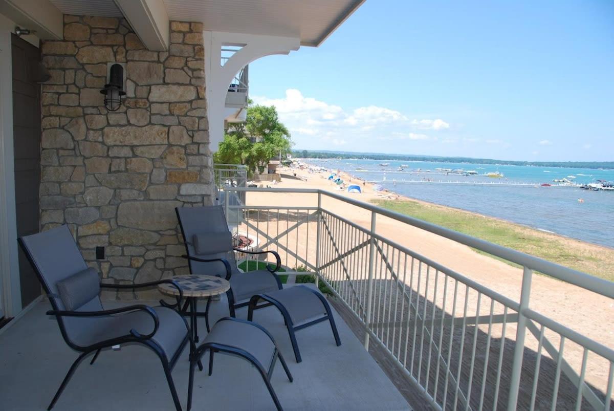 Suite with direct view of Grand Traverse Bay - B&B
