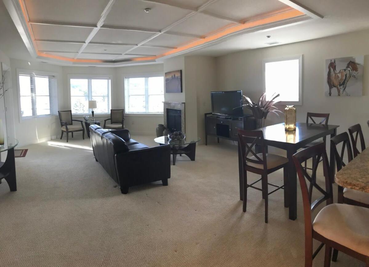 Corner suite at Peninsula Bay Resort awaits - Bed and Breakfast Traverse City