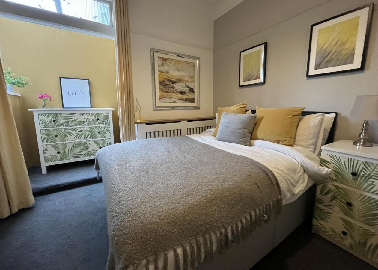 B&B Worthing - For contractors nr Worthing station large 4 bed 2bath house sleeps 10 by Eagle Owl Stays - Bed and Breakfast Worthing