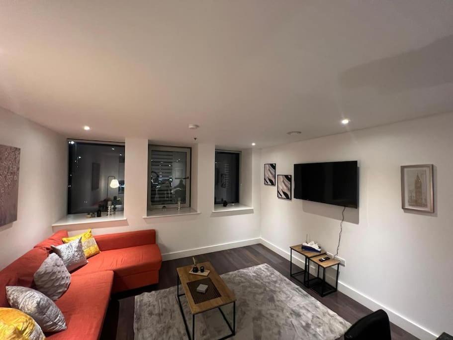 B&B London - New Apartment for 8 20 mins Central London BP153 - Bed and Breakfast London