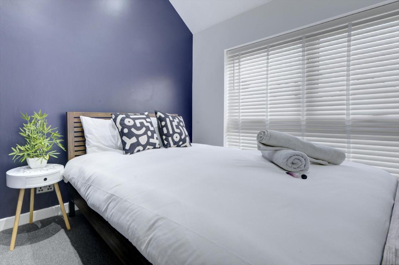 4 Bedrooms Homely House with Garden- Sleeps 9 Comfortably with 6 Comfortable Beds, Free Street Parking, Business Travellers, Contractors, & Holiday-Goers, Coventry, Near All Major Transport Links in Coventry and Motorway - Chambres d'hôtes Coventry