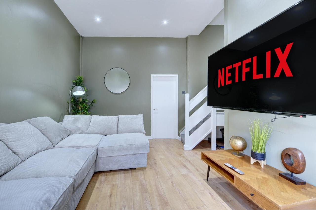 4 Bedrooms Homely House with Garden- Sleeps 9 Comfortably with 6 Comfortable Beds, Free Street Parking, Business Travellers, Contractors, & Holiday-Goers, Coventry, Near All Major Transport Links in Coventry and Motorway - Bed and Breakfast