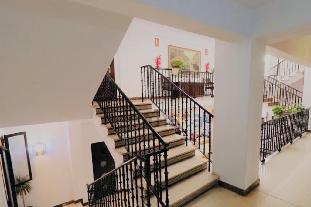 Apartamentos Torre de Marbella El Fuerte - Heart of Marbella, Steps from the Beach - Chambres d'hôtes Marbella
