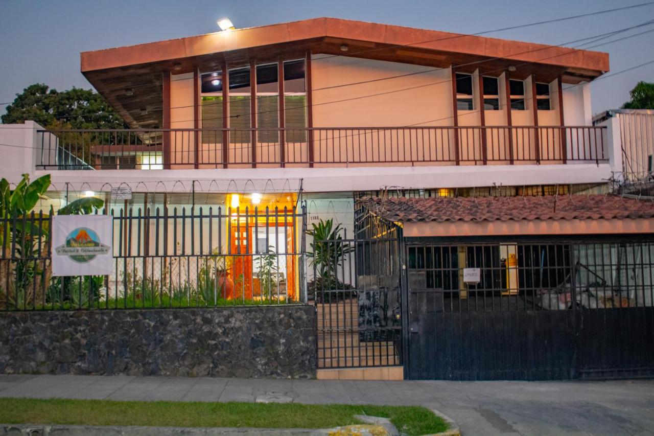 Volcano Hostal y Restaurante - Bed and Breakfast