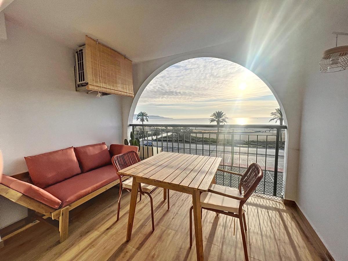 BAHIA I 43 -Estudio cabina - 1era linea - Vista al - Bed and Breakfast Empuriabrava
