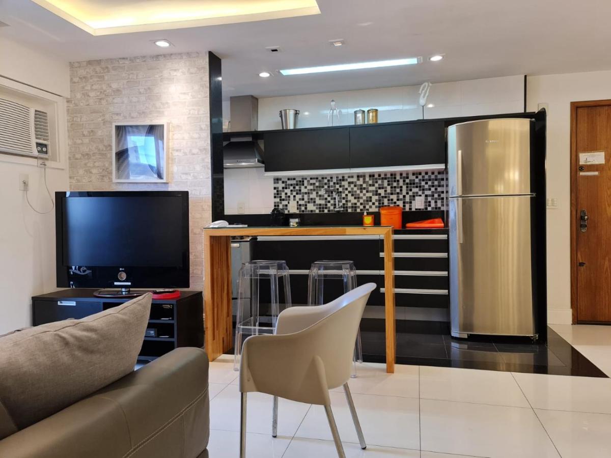 2 bedrooms 2 baths apartment. 3 blocks from Ipanema beach. Prime location. - B&B Rio de Janeiro