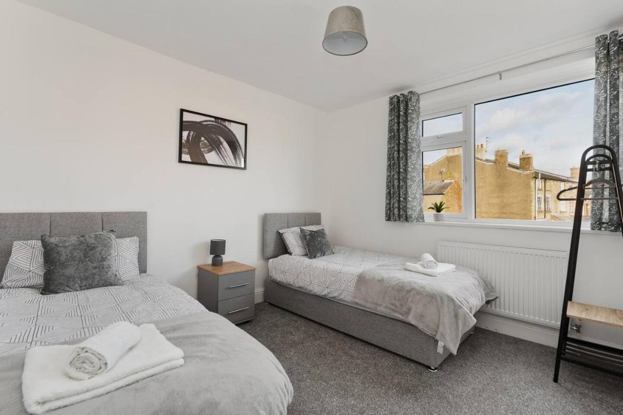 Spacious 5-bed House Just Off A46 - Ferienwohnung