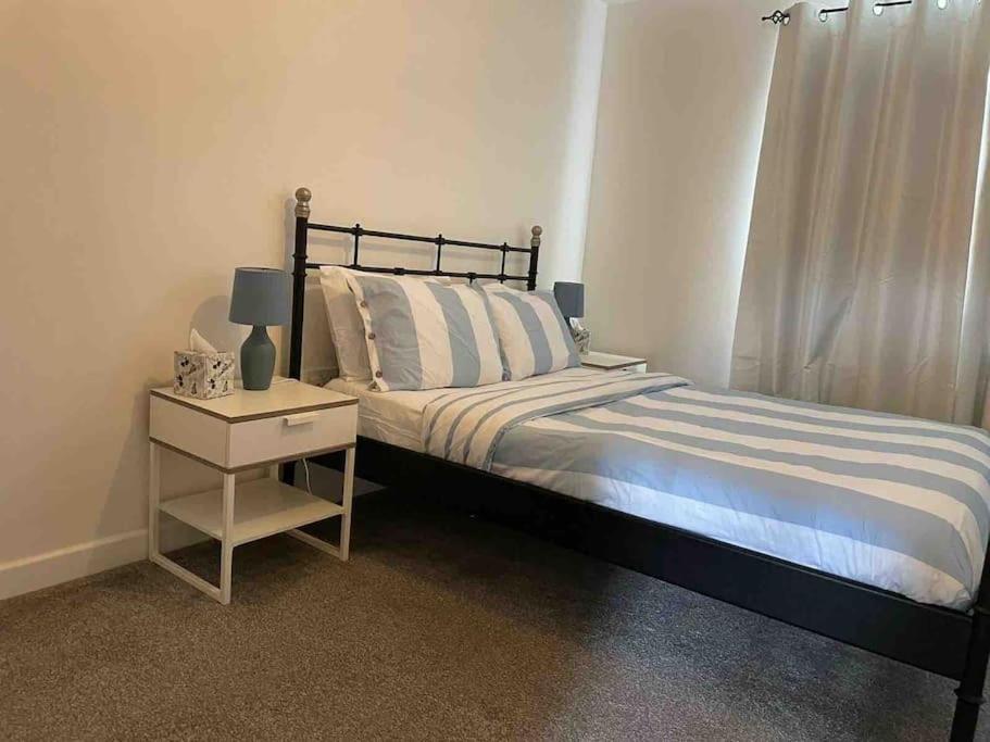 Airport house , Speke - B&B