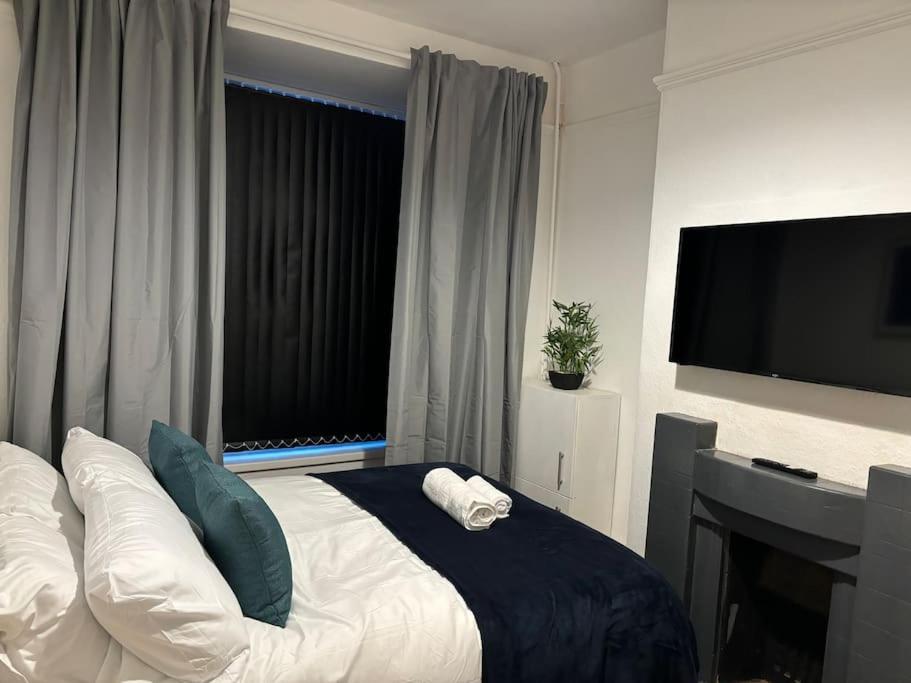 Cosy 3BR Home, Near Local Pubs & Fast M42-M5 Access - Chambres d’hôtes Smethwick