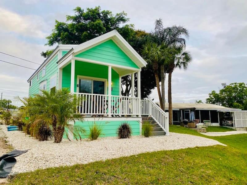 B&B Sarasota - Pinecraft Tiny Home 'Green Parrot ' - Bed and Breakfast Sarasota