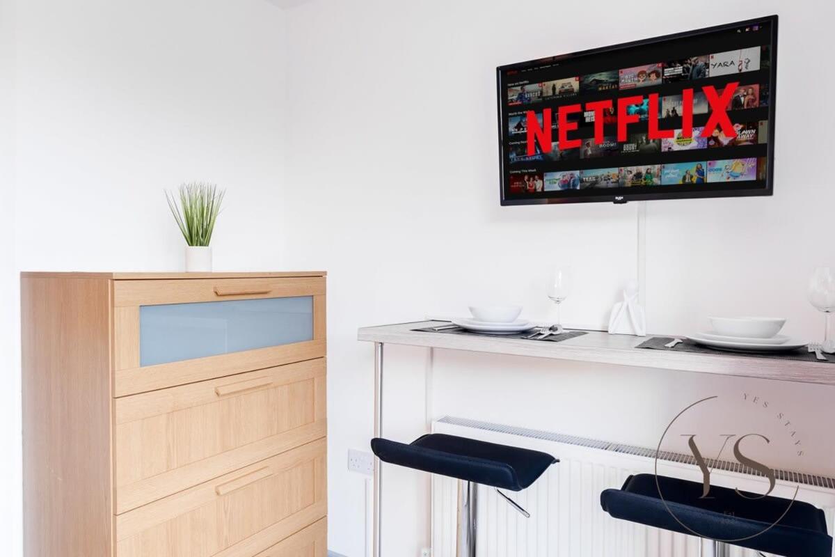 Bright 2D Studio in Longton Near Alton Towers with Smart TV and Self Check-In - B&B Stoke-on-Trent