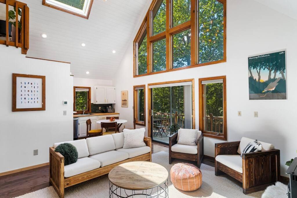 The Black Forest Chalet - Hot Tub, Hiking, Kayak - Chambres d’hôtes East Stroudsburg