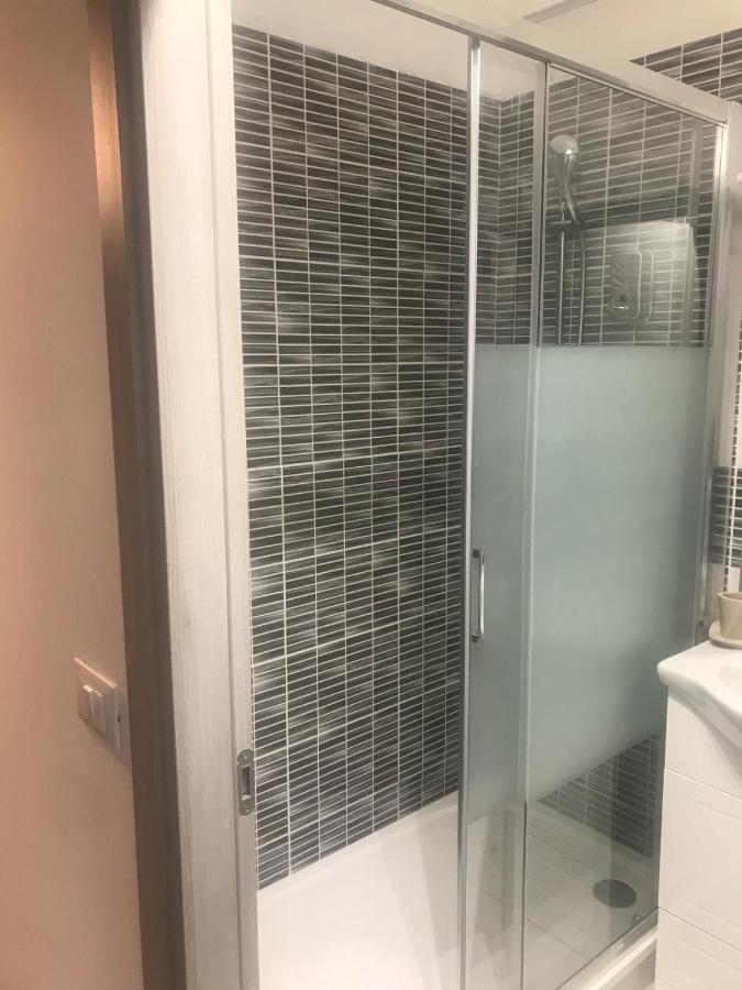 Habitación con cama extragrande y balcón