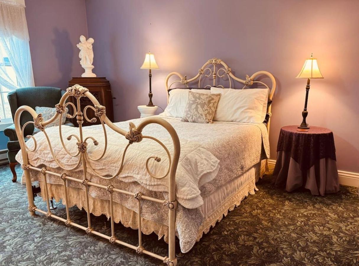 Deluxe Queen Suite