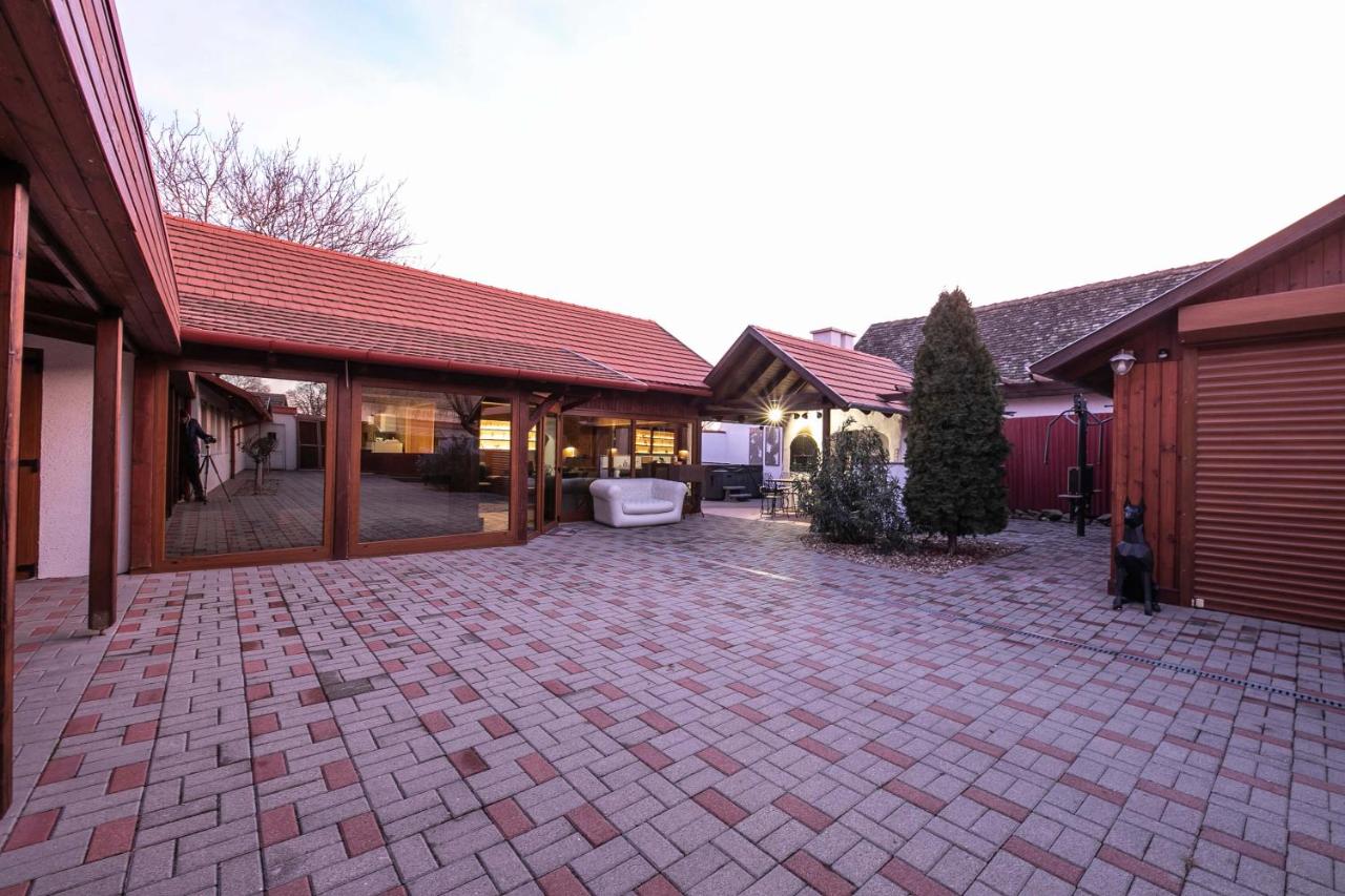 Nr8 Prémium Vendégház - B&B Makó