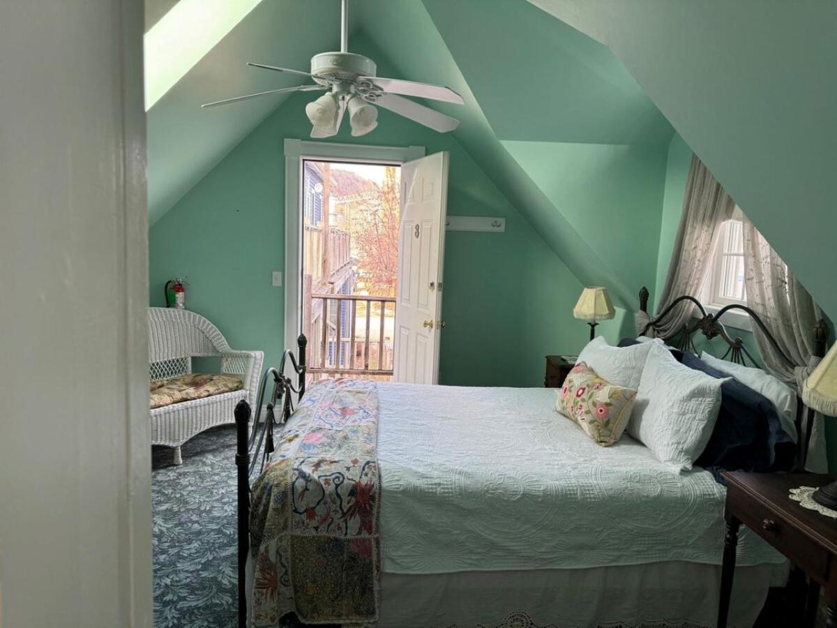 Deluxe Queen Suite