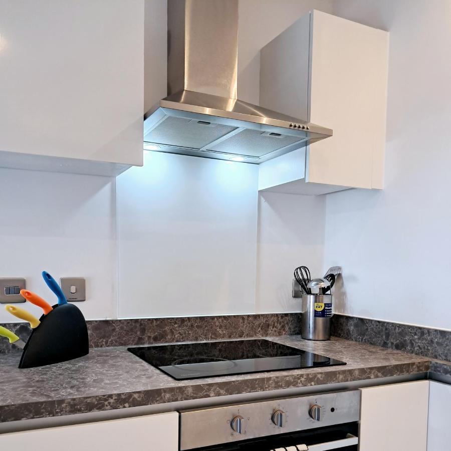 5mins JD gym Supermarket Retail M60 City Centre Salford Queys Media City - B&B