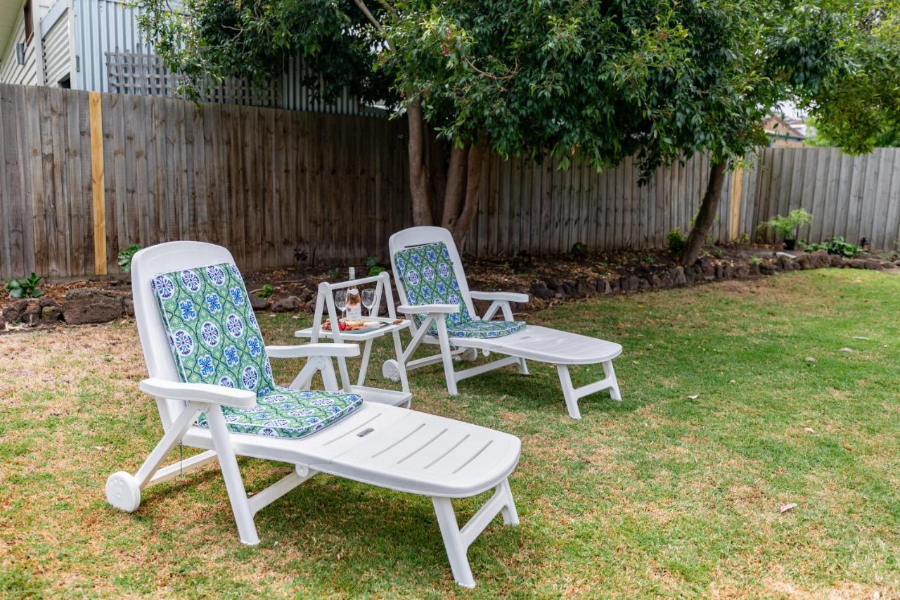 "Julies"-Big fenced yard, nearby beach, Pet friendly - B&B
