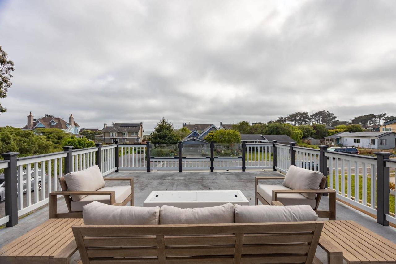 Seaside Home Modern Retreat with Breathtaking Views and Beachside Charm - Ferienwohnung