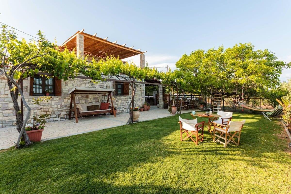 Petalidi Stone House with garden near the beach - B&B
