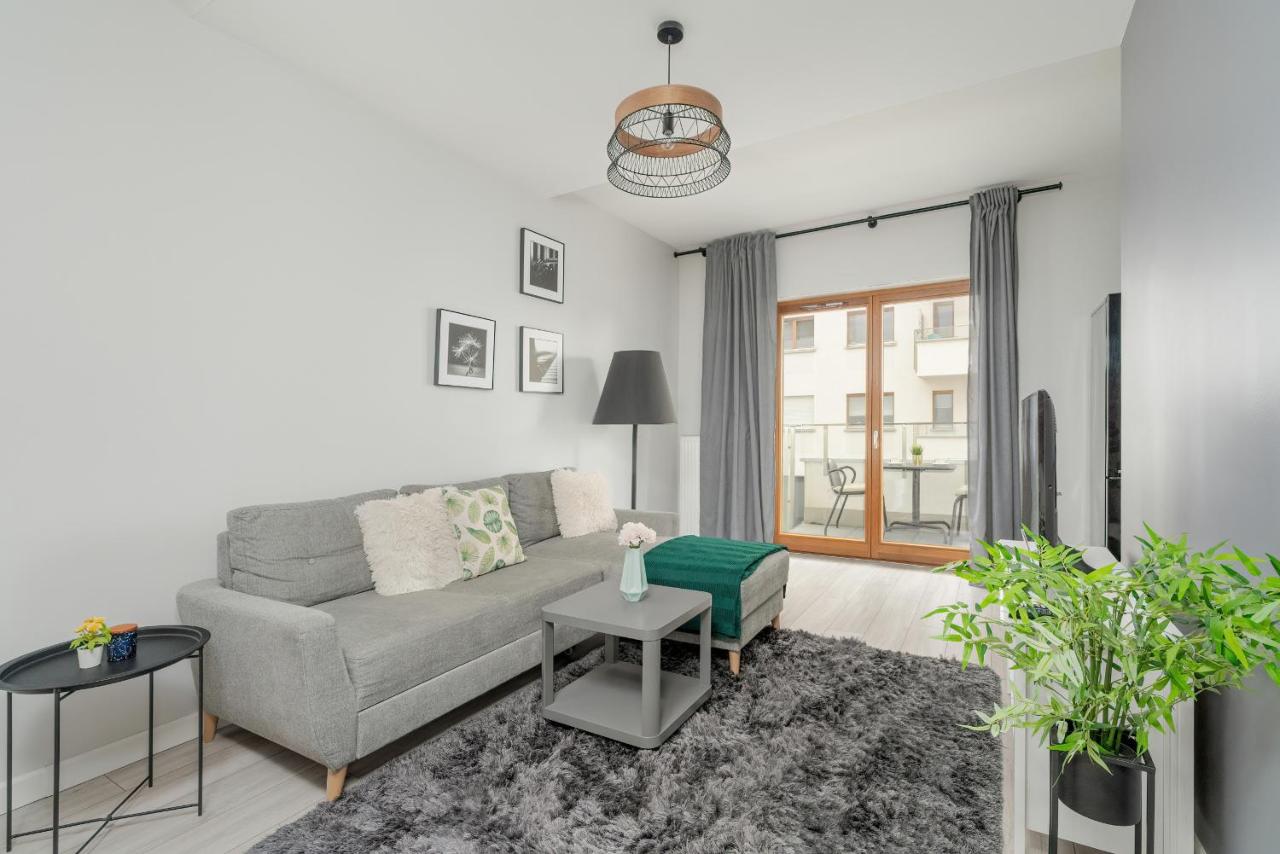 B&B Poznan - Bright Apartment with Balcony and FREE GARAGE Poznań by Renters - Bed and Breakfast Poznan