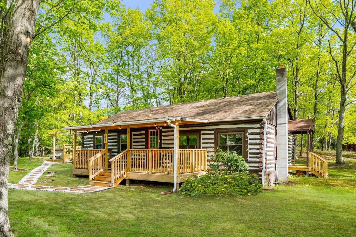 Modernized Log Cabin w Hot Tub Fire Pit & Views - Ferienwohnung Berkeley Springs