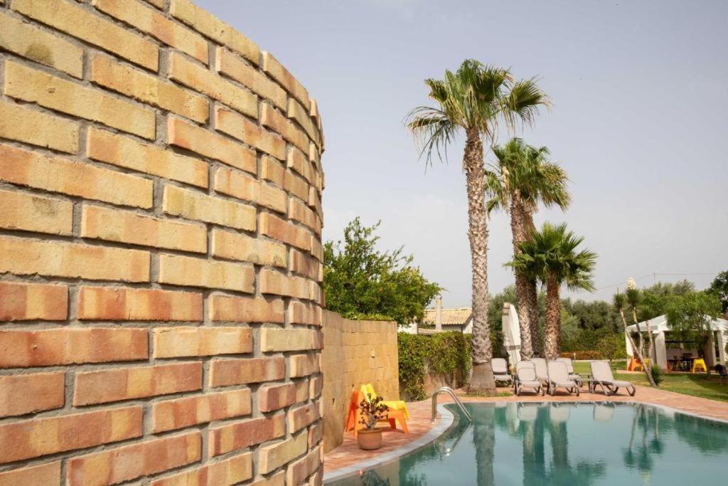 VILLA LIBECCIO appartment with shared swimming pool, at 200 meters from the beach, solarium and private parking - Chambres d'hôtes Avola