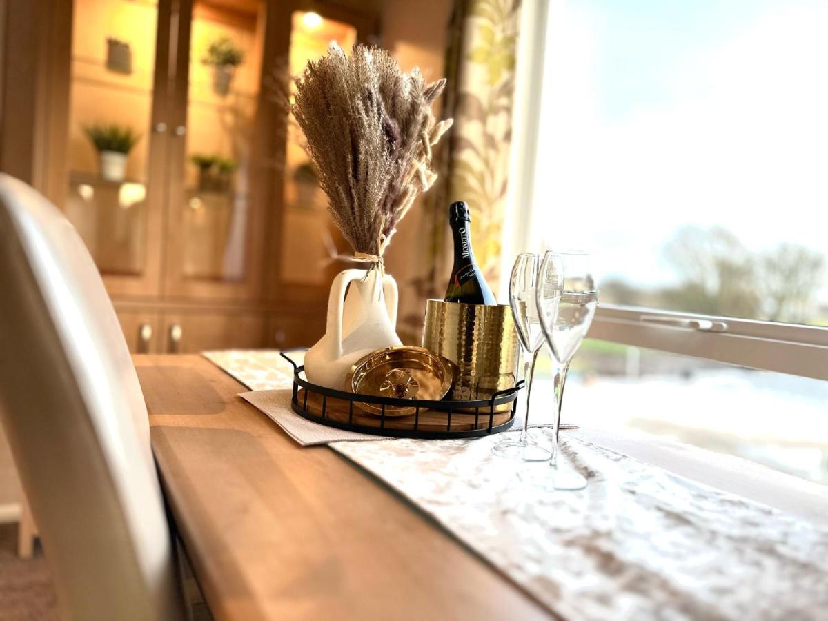 Impeccable 2-Bed Lodge in Preston hot hub - B&B
