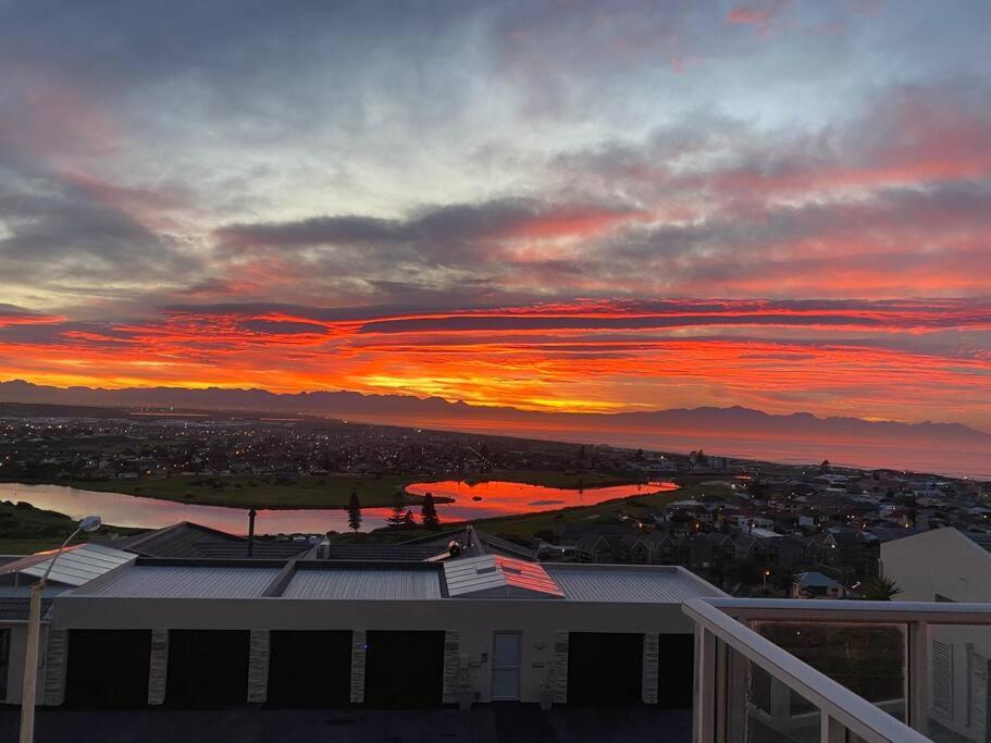 B&B Cape Town - Mountainside Sea View Apartment In Muizenberg - Bed and Breakfast Cape Town