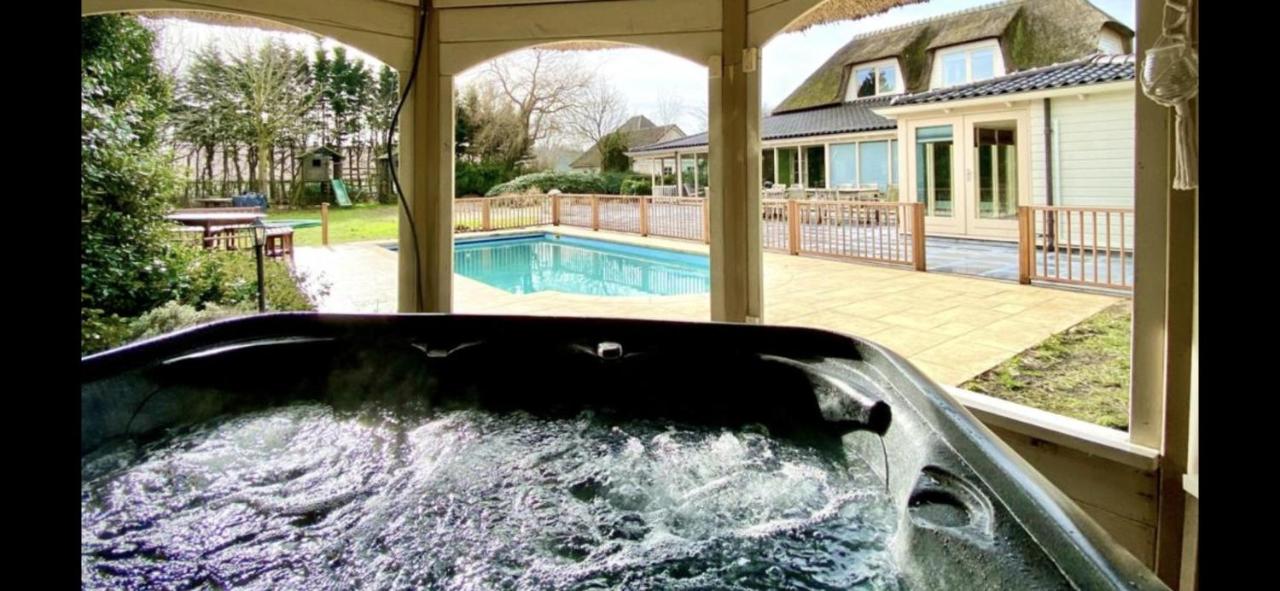 Beautiful American style villa with heated Pool and Jacuzzi - Bed and Breakfast Heerhugowaard