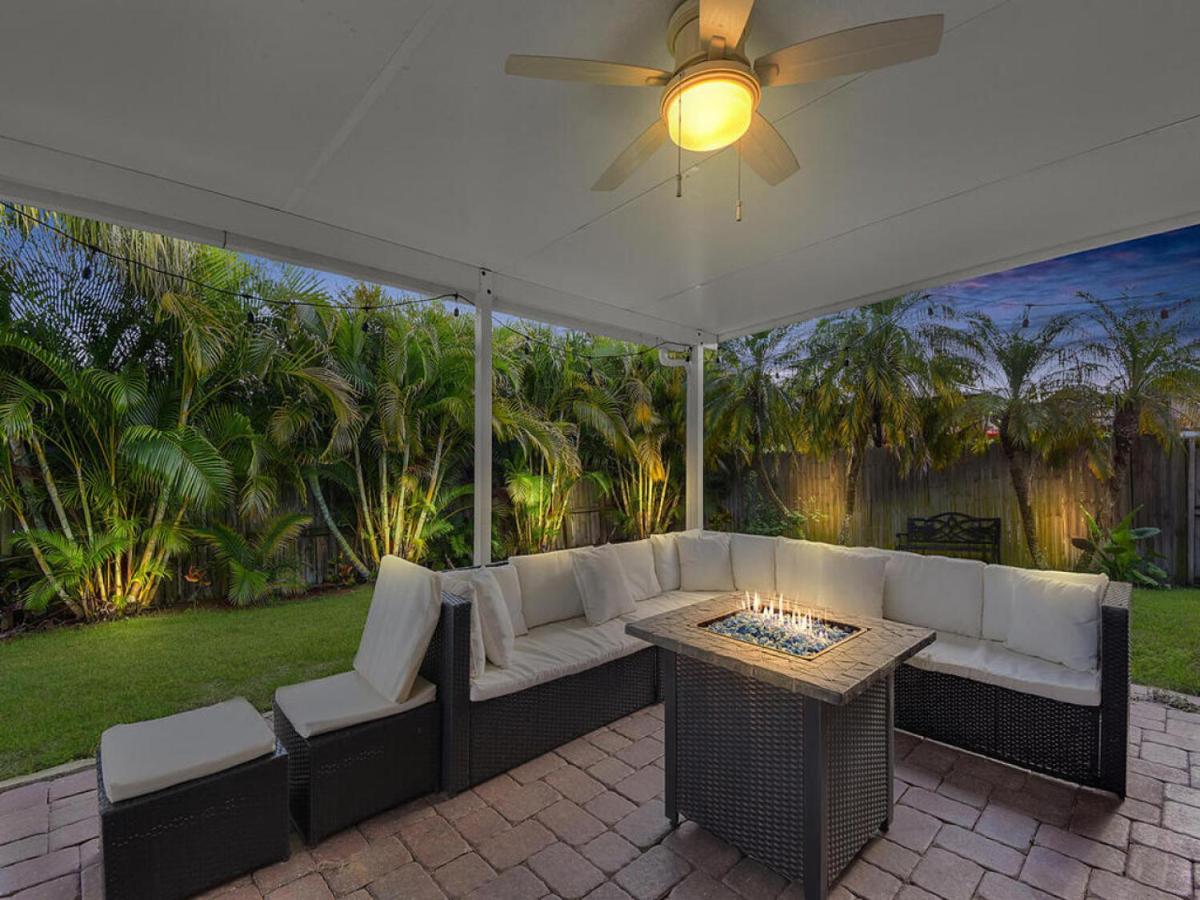 AMAZING Naples Beach Home with Hot Tub Jacuzzi, BBQ, Pool Table - 1 MILE to Beach! - Chambres d’hôtes