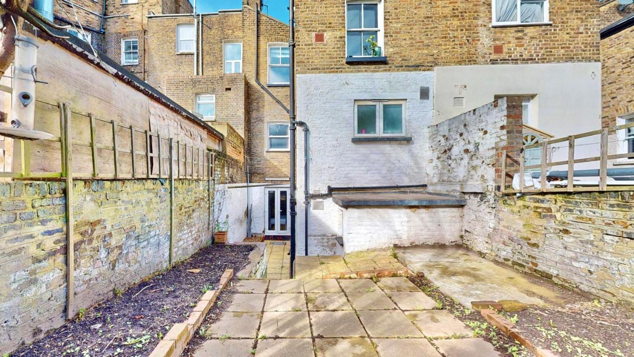 Tube & Notting Hill Nearby - Garden Flat Haven - B&B